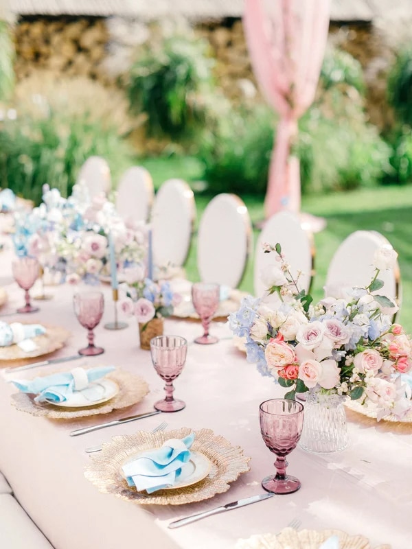 Table-setting-at-a-luxury-wedding-reception-1 Charlotte Beuvelet wedding planner haut de gamme premium luxe organisatrice evenements Formatrice CM Event et Coaching