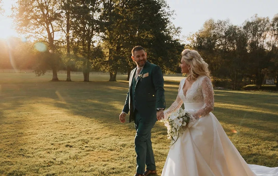 Couple mariés parc verdoyant coucher du soleil wedding planner